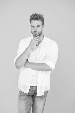 Yaz ve bahar koleksiyonu. berber saç bakımı. Yakışıklı adam beyaz gömlek giyiyor. Erkek modası. Seksi ve genç bir erkek. Öğrenci hayatı. Beyaz gömlekli kendine güvenen bir adam. Mükemmel tarzı.