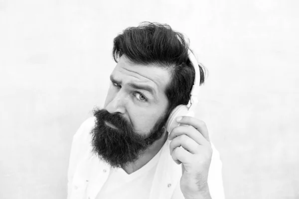 Música instrumental. Auriculares con barba. Disfruta cada nota. Tecnología activa de cancelación de ruido. Hipster escuchar música auriculares estéreo. Auriculares inalámbricos modernos. Canciones electrónicas de música dance —  Fotos de Stock