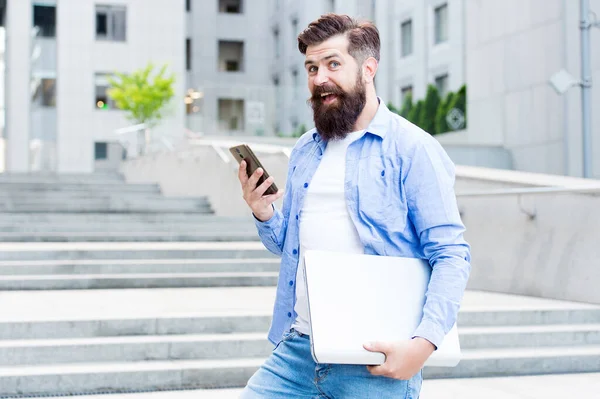 Trabajo en la era del distanciamiento social. Hombre con portátil caminando por la calle vacía. Centro de negocios reapertura. La vida moderna. Hipster trabajador moderno con portátil. El tipo va a trabajar en el entorno urbano. Tecnología moderna — Foto de Stock