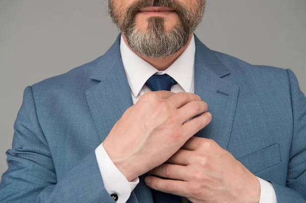 Manos atando corbata traje formal chaqueta de moda de cerca, concepto de accesorio masculino — Foto de Stock