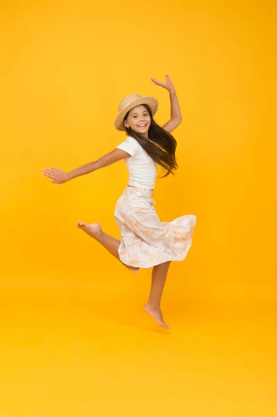 Küçük kız şapkalı mutlu çocuk yaz tatilini kutluyor. Keyfi yerinde. — Stok fotoğraf