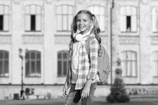 Sonniger Morgen auf dem Schulhof. Glückliches unbeschwertes Kind. Schulklassen. Student. Moderne Bildung. Fröhlicher Teenager hört Musik. Schulmädchen auf dem Schulweg. Kleines Mädchen mit Rucksack. Schulleben — Stockfoto