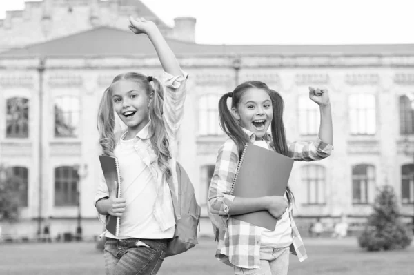 Sobrevivimos a la escuela. Los niños felices celebran al aire libre. Vacaciones escolares. Vacaciones de verano o vacaciones. Se acabaron las vacaciones. Descansa. Te mereces vacaciones. — Foto de Stock