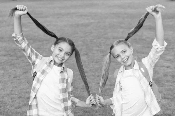 Pour le style et le soin que vous méritez. Les enfants heureux tiennent de longues queues de cheveux. Soins capillaires. Soins capillaires. Garde d'enfants. Garde d'enfants et soins de santé pédiatriques. Salon de beauté. Regardez votre meilleur — Photo