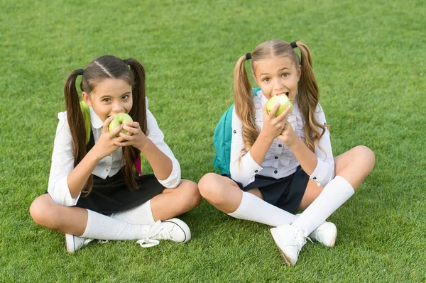 Dziewczynki małe dzieci jedzące zielone jabłka, zdrowy obiad koncepcja — Zdjęcie stockowe