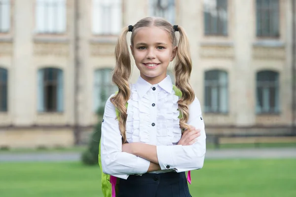 Dziewczyna uśmiechnięta twarz idzie do szkoły wrzesień, szczęśliwy pomysł dzieciństwa — Zdjęcie stockowe