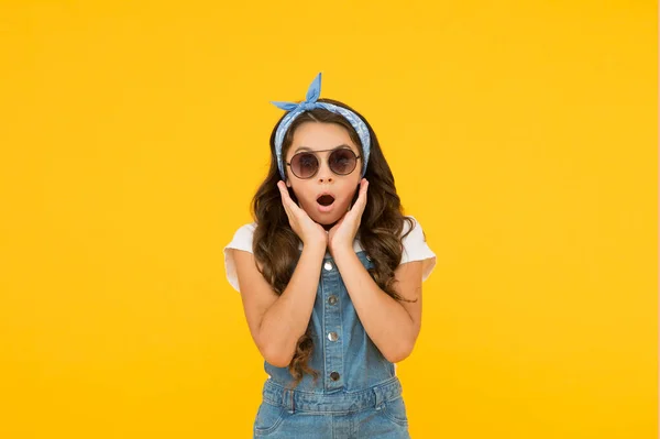 Menina surpreendida em óculos de sol na moda, conceito de venda de verão — Fotografia de Stock