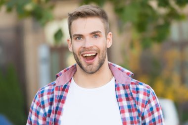 Hayatına gülümseme anı ekle. Mutlu adam dışarıda gülümsüyor. Diş hijyeni. Oral bakım ürünleri. Dişleri yenileme. Diş Sağlığı Hizmetleri. Günümüz yaşam tarzı için dişçilik. Modern diş bakımının lideri