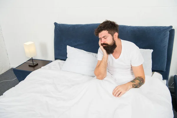 Encore quelques minutes de sommeil. L'homme barbu dort assis dans son lit. Hipster fait la sieste. Tôt le matin. Naptime. Dors un peu. Tard le soir ou la nuit. Repose-toi et relaxe. Un bon sommeil est important — Photo