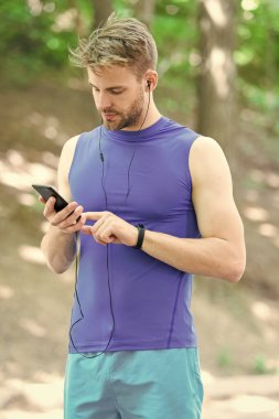 İyi sonuçlar. Fitness bileziğindeki kaslı adam. Telefonda spor uygulaması kullan. Dijital spor. Formda kalmak için akıllı bir saat. Spor giyim sektöründe sporcu. Açık hava antrenmanı. Fitness uygulaması. Ui ux kavramı. gadget sporu