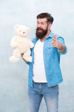 Nasıl, beğendin mi? Oyuncakçı konsepti. Doğum günün kutlu olsun. Vahşi hippiler sevimli ayı oyuncaklarını tutarlar. Sevgililer günü hediyesi. Sevgilin için bir hediye. Sakallı erkek gündelik tarzı. Mutlu yüzlü sakallı adam