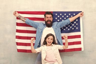 4 Temmuz. Bağımsızlık Günü resmi tatil. Amerikalılar bağımsızlık gününü kutluyor. Baba ve kızı ABD bayrağı. Vatansever aile. Bağımsızlık günü, aile üyelerinin bir araya gelip rahatlamaları için bir şanstır.