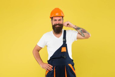 Garajda çalışmayı seviyorum. Üniformalı mühendis. Başlık takan bir adam. Başınızı kaskın içinde güvende tutun. Bina geliştirme ve yenileme. Acımasız erkek ressam çalışmaya hazır. Mesleğinizi seçin
