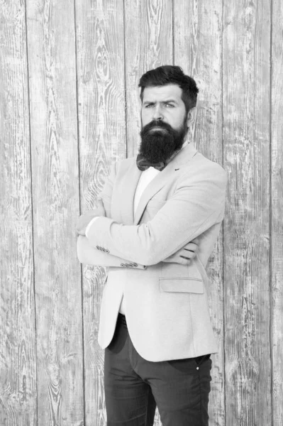 Un coiffeur de style gentleman. Concept de salon de coiffure. Barbe et moustache. Guy bien entretenu beau barbu hipster porter smoking. Barber shop offre une gamme de forfaits pour marié. Tenue de mariage romantique — Photo