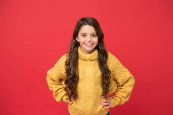 Efeito duradouro. Cara de criança bonito penteado encaracolado adorável. Menina crescer cabelos longos. Modelo de moda adolescente. Cabelo encaracolado de estilo. Ponta de cabeleireiro. Miúdo menina longo cabelo brilhante saudável. Cachos naturais — Fotografia de Stock