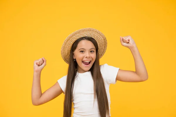 Une vraie joie. Elle adore le vintage. Joyeuses vacances d'été. prêt à se détendre. Je m'amuse. Voyage à Hawaï. Aloha. enfant rétro. adolescente mode d'été. petite beauté en chapeau de paille. style plage pour les enfants — Photo