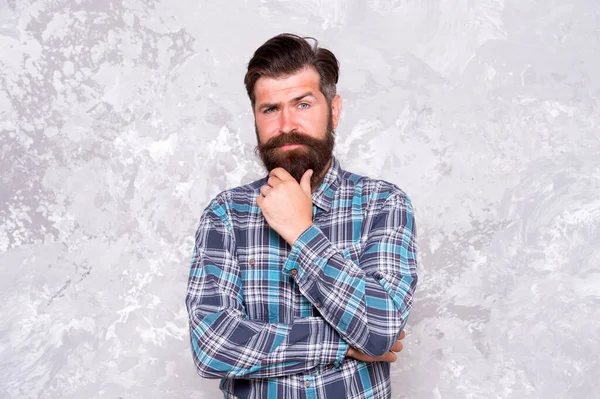 Sa barbe parfaite. brutal barbu homme arrière-plan grunge. Un homme sérieux avec une barbe luxuriante et une moustache. hipster masculin confiant après le salon de coiffure. coiffeur professionnel en chemise à carreaux — Photo