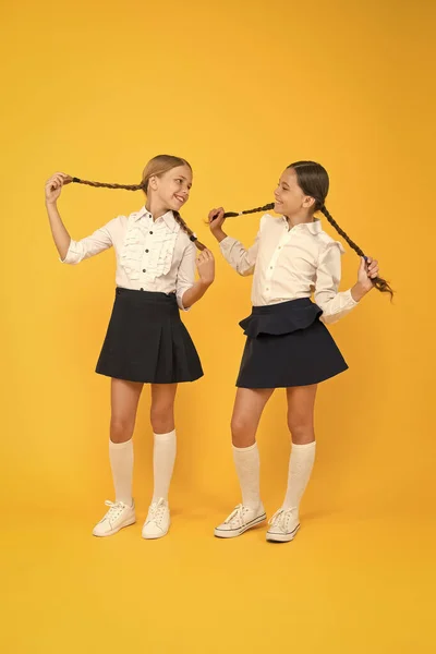 Momentos escolares. Crianças estudantes bonitos. Educação não é apenas sobre conhecimento. Colegas de classe se divertindo na escola Amigos alunos adoráveis. Estudantes estilo formal uniforme escolar perfeito. Infância feliz — Fotografia de Stock