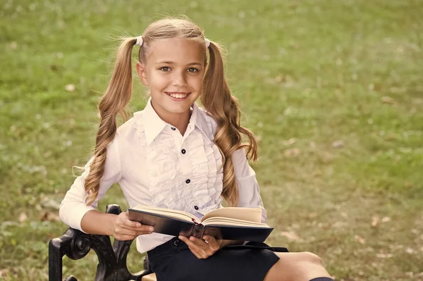 Estudia lenguaje. Lindo niño sonriente sostiene libro. Adorable niña estudiante de la escuela. Concepto de educación escolar. Lindo pequeño ratón de biblioteca. Día del conocimiento. Listos para las lecciones. Estudiante de secundaria —  Fotos de Stock