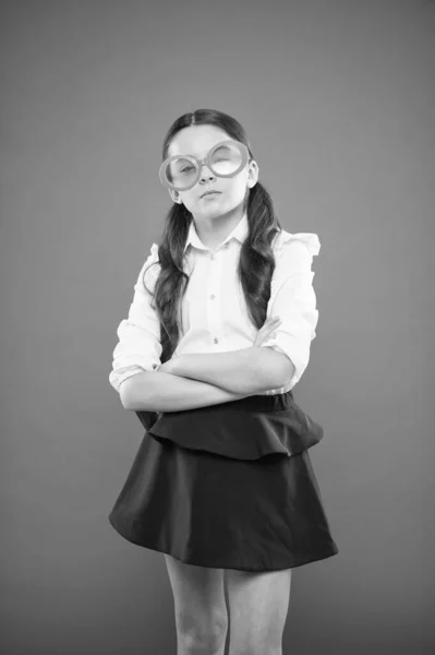 Parfait écolière cheveux bien rangés. Préparez le premier jour d'école. Écolière jolies queues de cheval. Excellent concept d'élève. Fille porter uniforme scolaire fond orange. L'éducation scolaire. Commençons l'année scolaire. — Photo