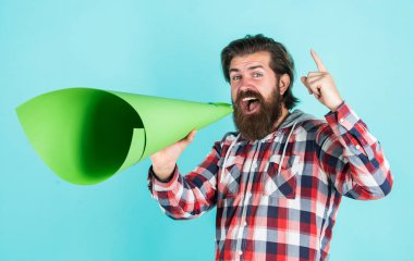 Basın özgürlüğü. Eylemci mitingde konuşuyor. Duyulmasını sağla. Konuşkan ve retorik. Olgun çılgın adam megafonla poz veriyor. Duyuru konsepti Sessiz olmayı bırak. hipster megafonda çığlık atıyor.