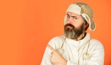 Berber servisi. Sakallı adam kulak flaplı şapka giyer. Kürklü aksesuar. Kürk giysiler. Sakallı hippi. Kış modası. Soğuk hava için sıcak şapka. Kış mevsimi için sakal bakımı. Yüz kılı konsepti