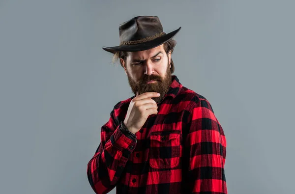 Padrões de beleza masculinos. Homem brutal, confiante e bonito. Cuidados faciais. hipster com barba. Hister caucasiano brutal com bigode. Cuidados com barbeiros. Homem barbudo de chapéu de cowboy. Cabelo e barba cuidado — Fotografia de Stock