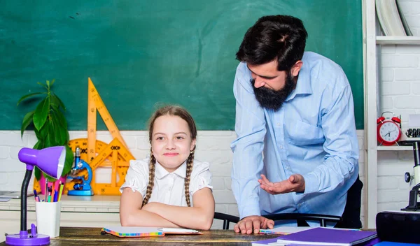 Haciendo papeleo de tareas caseras. Niño cansado estudio desmotivado aprender. Clases privadas. Educar en casa con padre. Habilidades pedagógicas. Profesora de escuela y colegiala. Hombre barbudo pedagogo. Pedagogo estricto —  Fotos de Stock