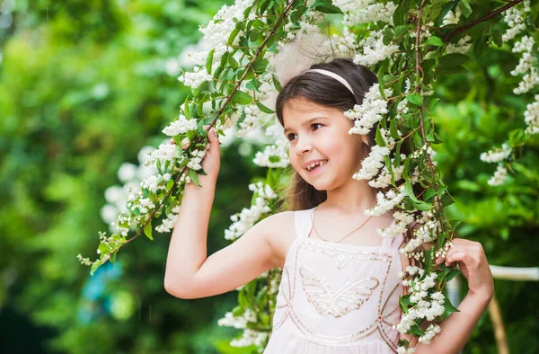 とても感情的だ。子供は公園で花を楽しむ。花嫁のための小さな天使。かわいいお嬢様。幸せな子供時代。美しさとファッション。ジャスミンの花の匂いがする。春と夏の自然。庭の女の子 — ストック写真