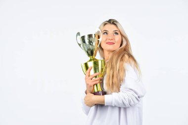 Yarışma galibi. Mutlu kadın ödülünü gösteriyor. Spor başarısı. Şampiyonluk kupası başarının sembolü. Başarılı bir spor kariyeri. Başarı konsepti. Sadece en iyisi olmayı seviyorum. Tebrikler.
