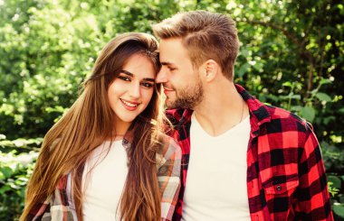 Yaz tatili. Âşık ol. Saf duygular. Romantik randevu konsepti. Sevgilim ile kucaklaşmak. Güzel insanlar. Birlikte mutluyuz. Birbirine aşık bir çift. Eğleniyorduk. Hippi bir adam ve aşık bir kadın.