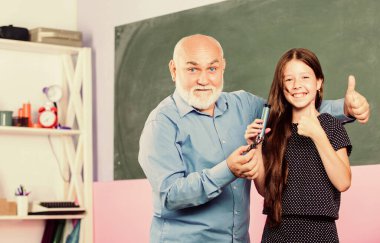 Başarılı araştırma. Küçük böcek kız büyüteç tüpü kullanıyor. Okul. Zooloji - Böcekbilim Mikroskopisi. Böceklerle ilgili çalışmalar. coleopterology bilim örneği. Son sınıf öğretmeni erkek böceği.