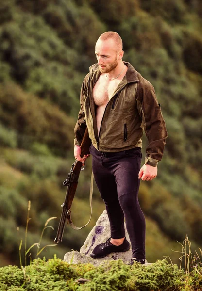 Soldado perfeito. polígono. Estilo militar. Homem em camuflagem. Forças do exército. sniper alcançar a montanha alvo. homem pronto para disparar. hobby de caçador. Homem musculoso segura a arma. objetivo e sucesso — Fotografia de Stock