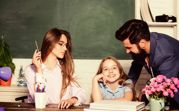 Gunstige leeromstandigheden. Goede leeromgeving. Leerlingen moeten zich welkom en gerespecteerd voelen. Leraren van mama en papa helpen kinderen met leren. Slimme familie. Leerdochter — Stockfoto