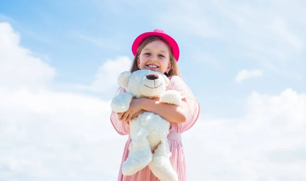 Spännande. Teddy björnaffär. Leksaksaffär för barn. Glad barndag. barndoms lycka. lilla glada barn med närvarande. fluffig och söt present. Grattis på födelsedagen. liten flicka leka med björn leksak — Stockfoto