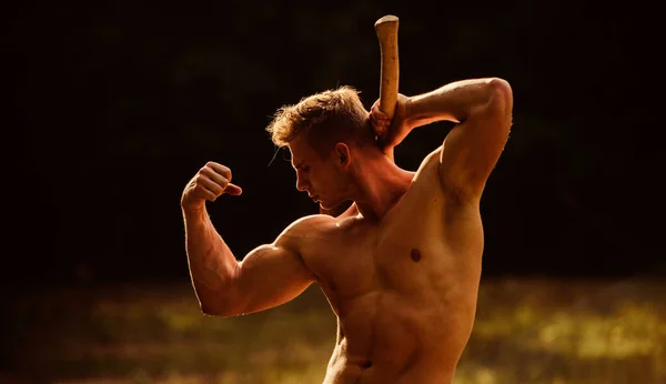 Hans kropp är perfekt. Skogshuggare med yxa i handen. Muskulös man med yxa. sexig macho naken mage yxa. bodybuilding koncept. Skogshuggare sexig naken atletisk bål. Ett maskulint koncept. Olaglig avverkning — Stockfoto