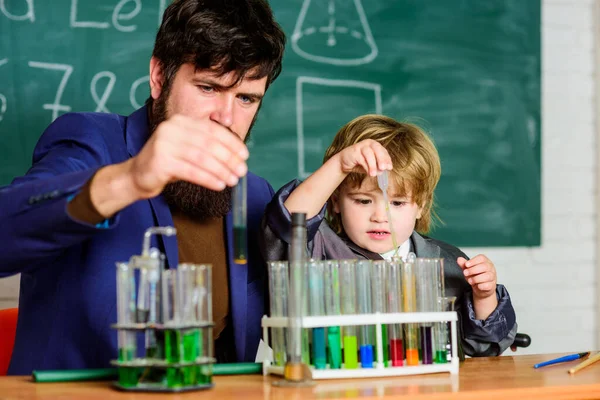 Bildungsprogramm. Schulkind, das mit Flüssigkeiten experimentiert. Reagenzgläser für Lehrer und Kinder. Schulstunde. Beharrlichkeit zahlt sich aus. Chemische Experimente. Symptome von ADHS in der Schule — Stockfoto