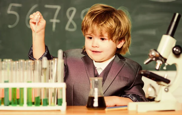 Sprzęt laboratoryjny szkoły biologicznej. młody naukowiec studiujący naukę. Mały chłopiec w podstawówce. Dzieciak uczy się chemii w szkolnym laboratorium. Mały chłopiec na lekcji. Wracamy do szkoły. — Zdjęcie stockowe