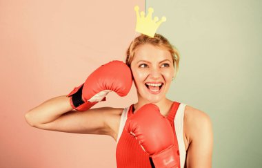 Atletik kadın kazandı. Zafer konsepti. Spor başarısı. Başarıya ulaş. Başarını kutla. Boks ringinin kraliçesi. Prenses tacı takan sporcu kadın. Boks eldiveni giymiş neşeli bir kız.