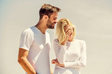 Derin bir aşk. Adam ve kız gülümsüyor. Onu mutlu ediyor. Birlikte olduğumuz için mutluyum. Kişiler arası ilişki. Anlayış ve destek. Romantik ilişki. Birbirine aşık çiftler. Cennette evlenmek.