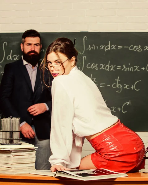 Sexy en geniaal. Geniaal uiterlijk van sensuele leraar. Geniale vrouw met bril. Een man met baard op het schoolbord. School tijd. Onderwijs en studie. Onderwijs en leren. Iedereen is geniaal geboren — Stockfoto