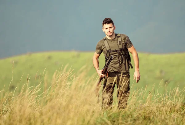 Actiepunt. Hou je wapen vast. soldaat in het veld. veelhoek. militaire stijl. Man in camouflage. Legertroepen. sluipschutter bereiken doel berg. doel en succes. Man klaar om te vuren. jager hobby — Stockfoto