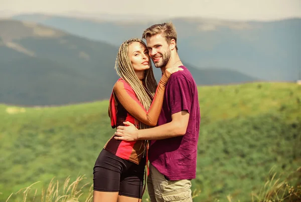 Dos corazones llenos de amor. Luna de miel en las tierras altas. Pareja enamorada de vacaciones de verano. Viaje al concepto de las montañas. Cuál es nuestro próximo destino de viaje. Amor y confianza. Pareja paisaje fondo — Foto de Stock