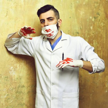 Bej arka planda laboratuvar önlüklü bir adam.