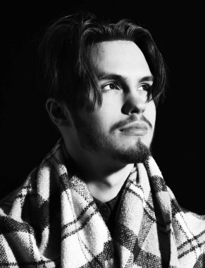 Ekoseli sakallı adam.