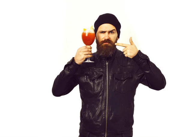 Brutale blanke hipster met alcoholische drank of verse cocktail — Stockfoto