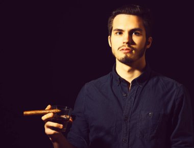 Viskili ciddi sakallı adam.