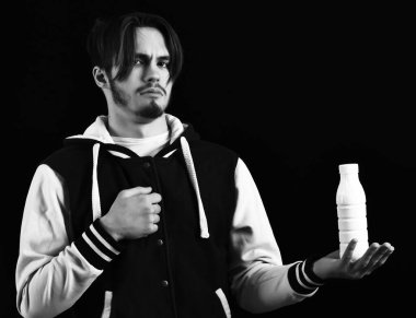 Beyzbol ceketli sakallı adam.