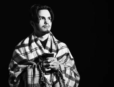 Gülümseyen sakallı adam.