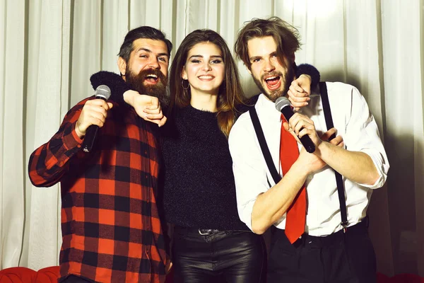 Amigos felices celebrando en la fiesta de karaoke — Foto de Stock